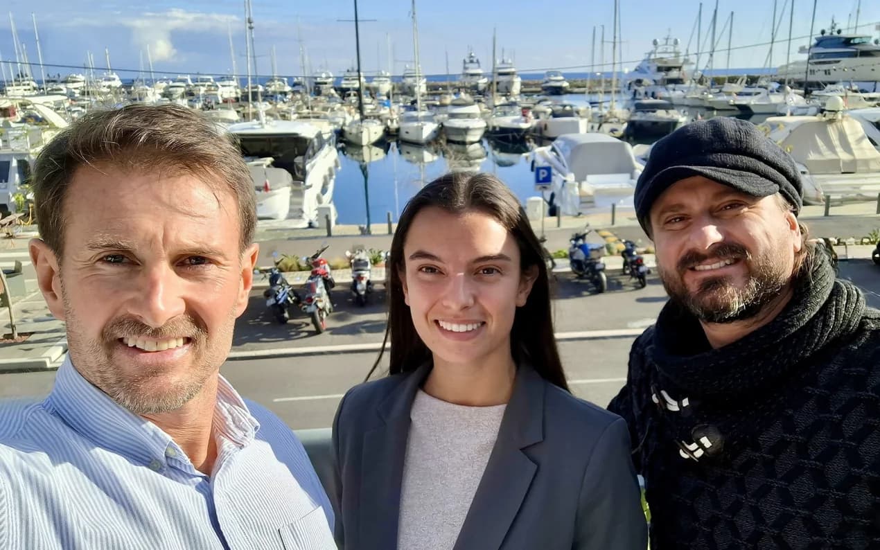 L’équipe Heeding sur un port de plaisance